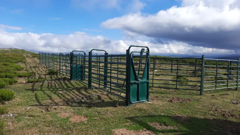 Tranquera o cercado en el campo