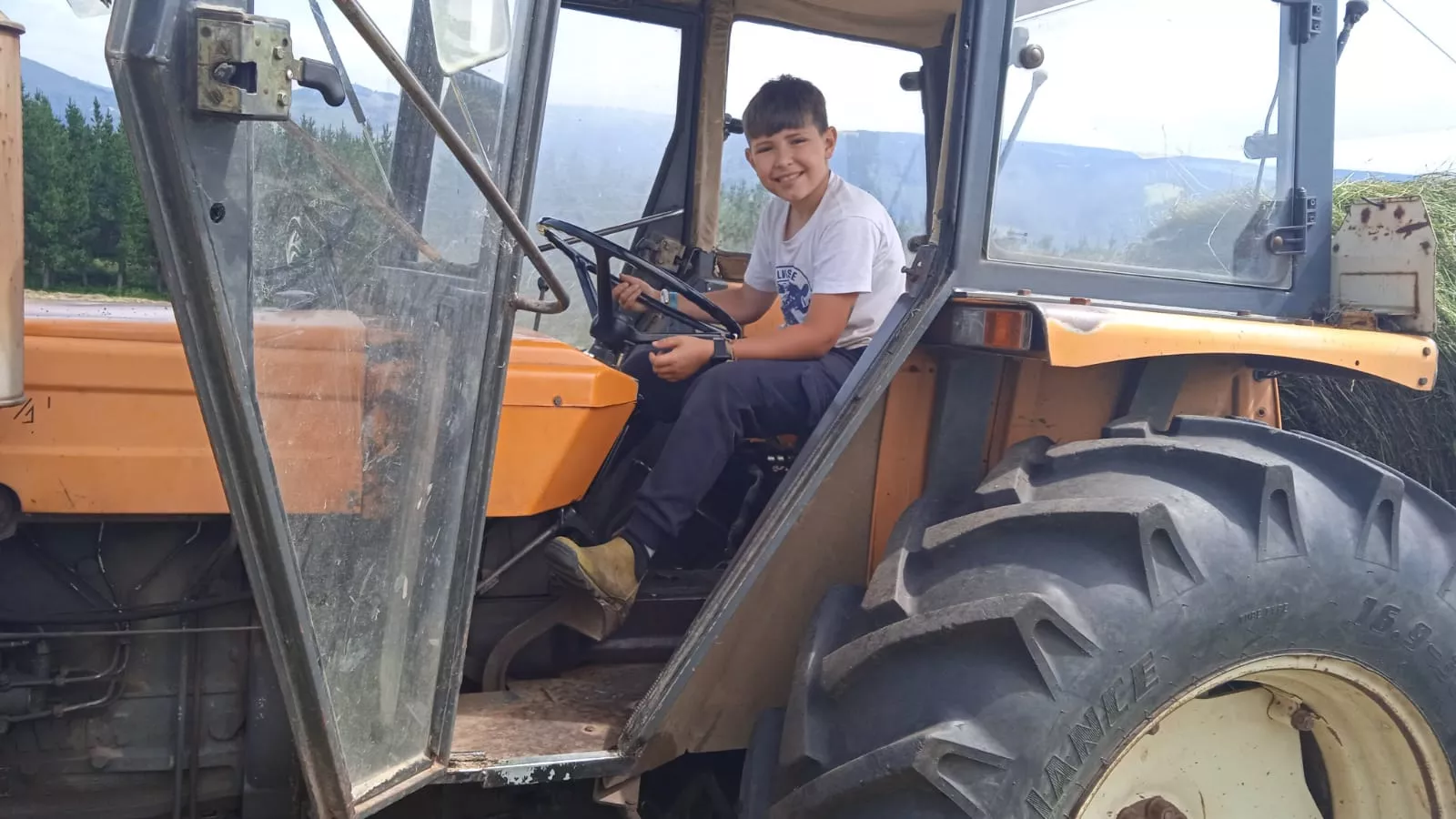 Niño en tractor