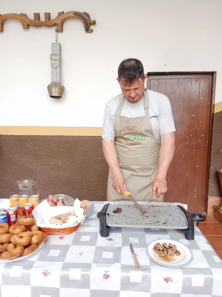 Hombre cocinando carne en una plancha